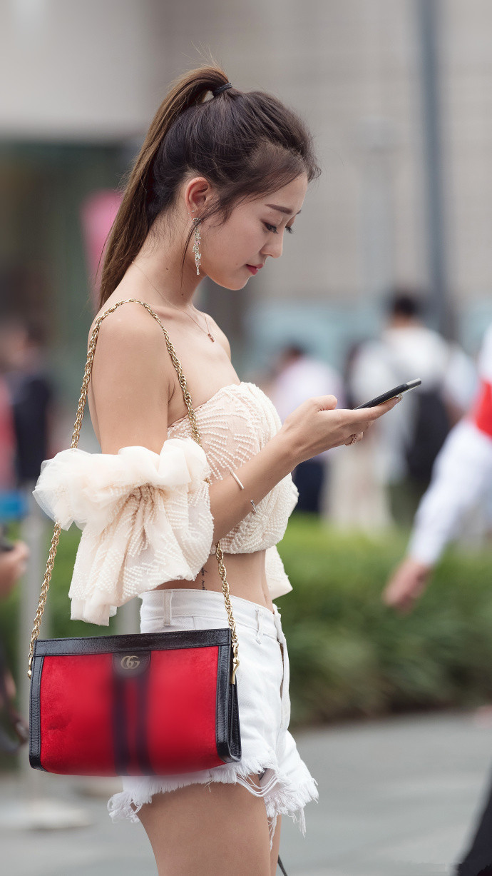 路人街拍抹胸搭配热裤的小姐姐，完美细腰和性感锁骨最吸睛