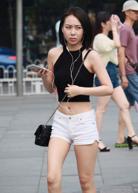 气质小姐姐火辣漏脐装大秀纤细好身材，愁眉苦脸的样子有一种怒美