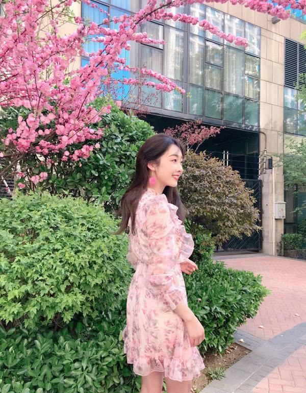  [春夏]春夏穿搭少不了连衣裙，Jessica穿得仙气十足，不妨我们来学下