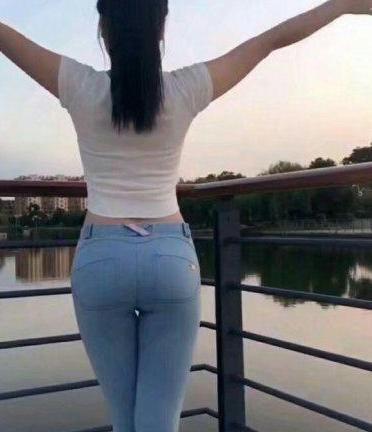 牛仔裤让女人的时尚气息淋漓尽致的展现出来，缔造出一般悠闲时尚