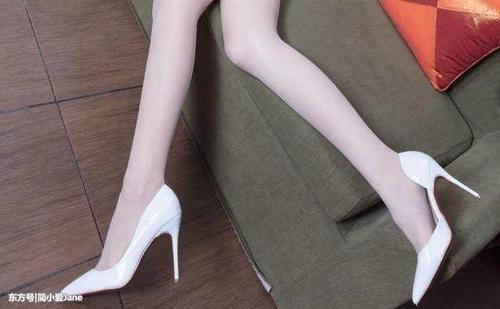 尖头细跟勾勒小腿曲线，让你的腿变瘦并发出迷人的女人味道