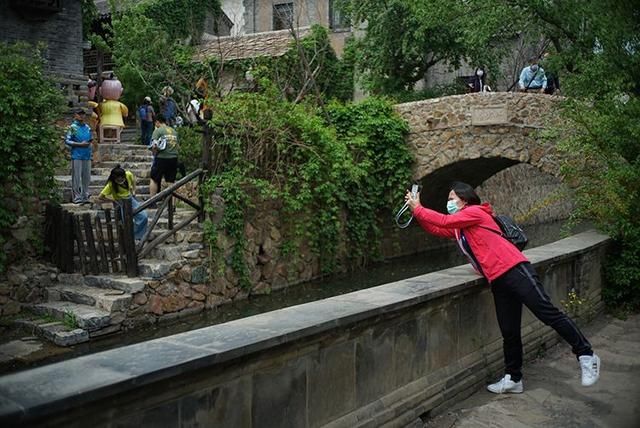 接触:五一假期京郊游升温 古北水镇“无接触”迎客