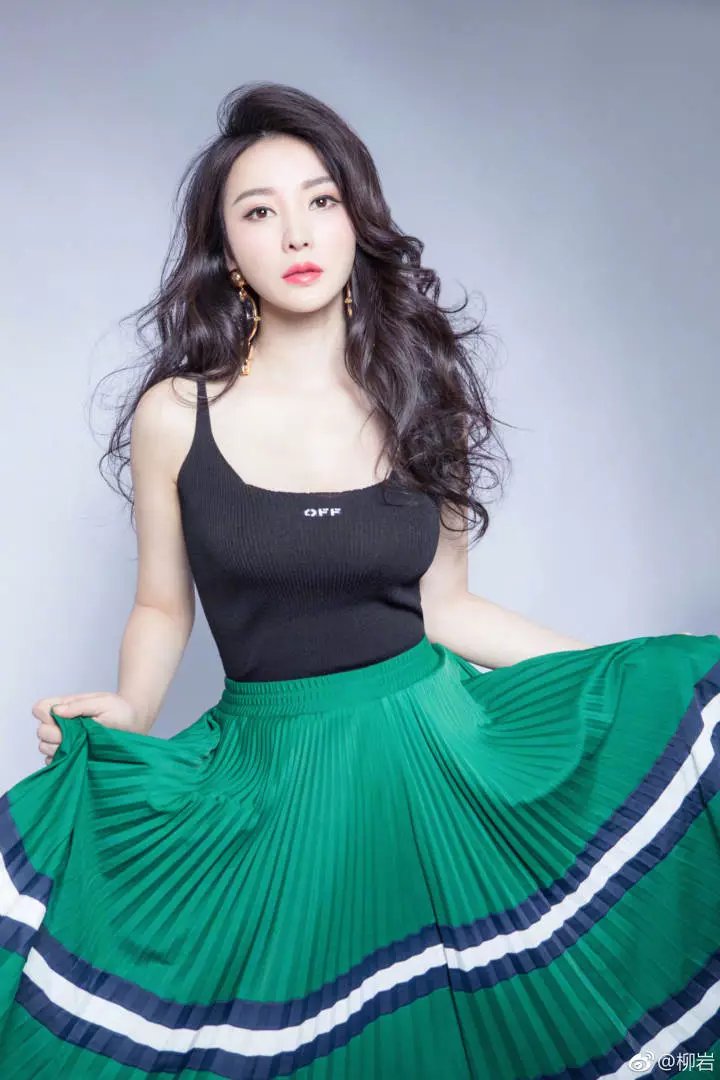 柳岩深夜美拍,一袭吊带开叉长裙大秀傲人身材