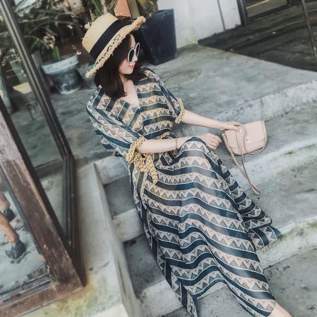 泳衣扔了吧！瞧瞧下图女人去海边怎么搭，减龄似少女迷倒一大片