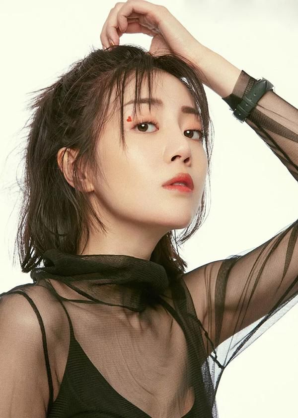 每年必火的眼妆小心机，明星都在画，撩人又闪亮，你画你就是焦点