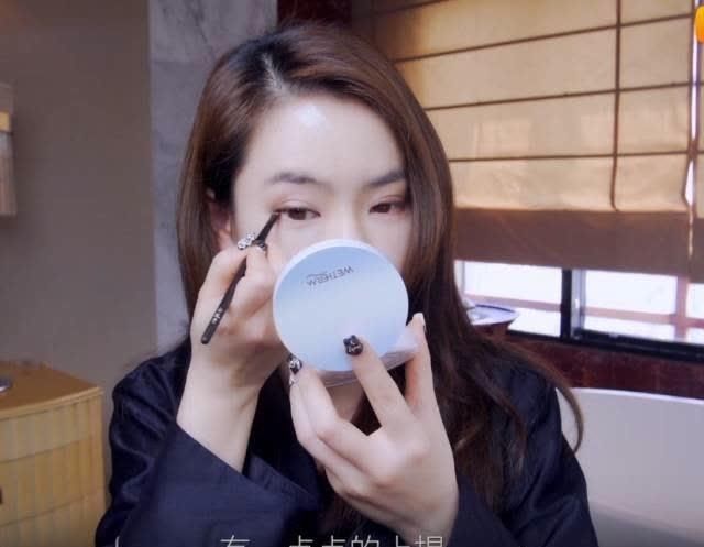 戚薇化身美妆博主，快看看她用了哪些硬生生的干货!