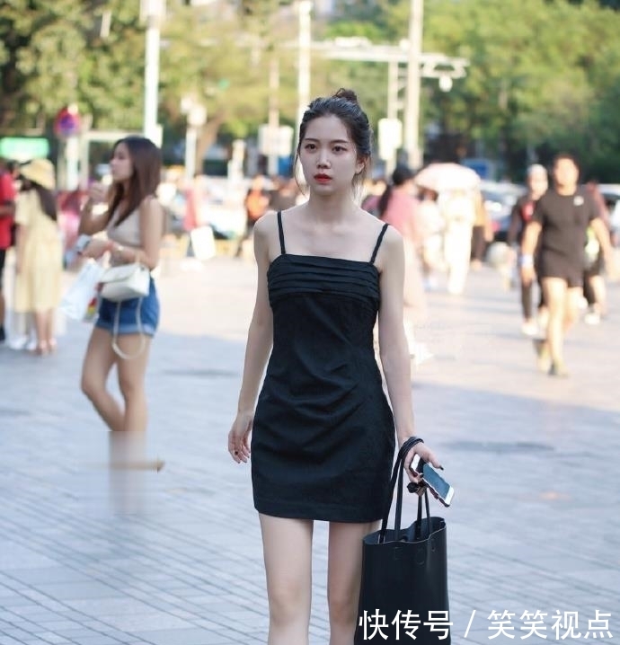  真的：街拍：偶遇一位笑眯眯的吊带裙小姐姐，笑起来真的非常可爱！