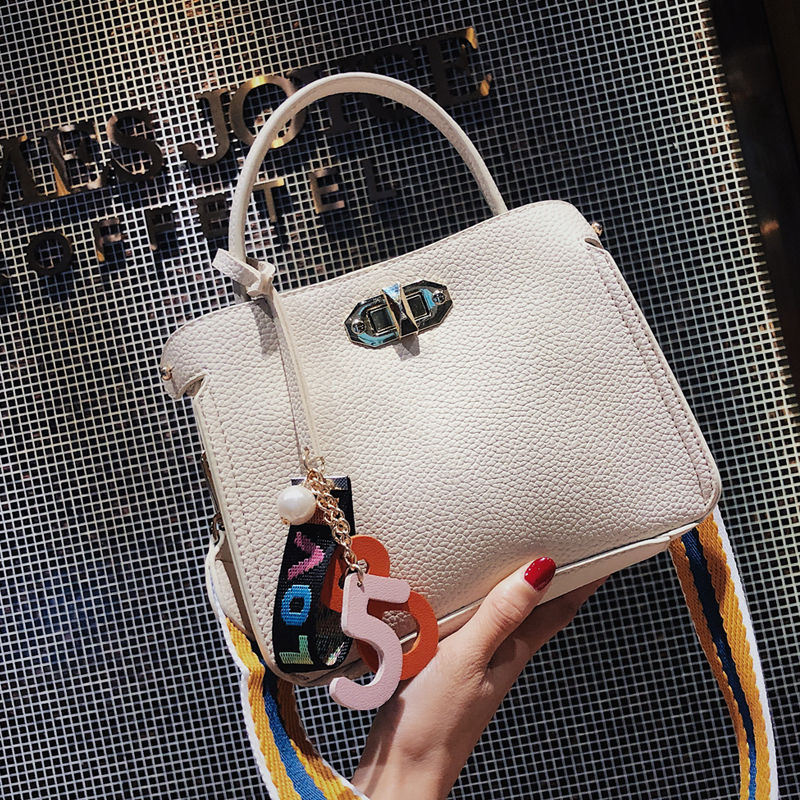 精致女人出门都需要一款包包，这几款时尚百搭，一年四季都能背