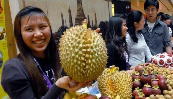 在泰国买水果,接过老板递的手套,导游:你摊上事了!什么情况?