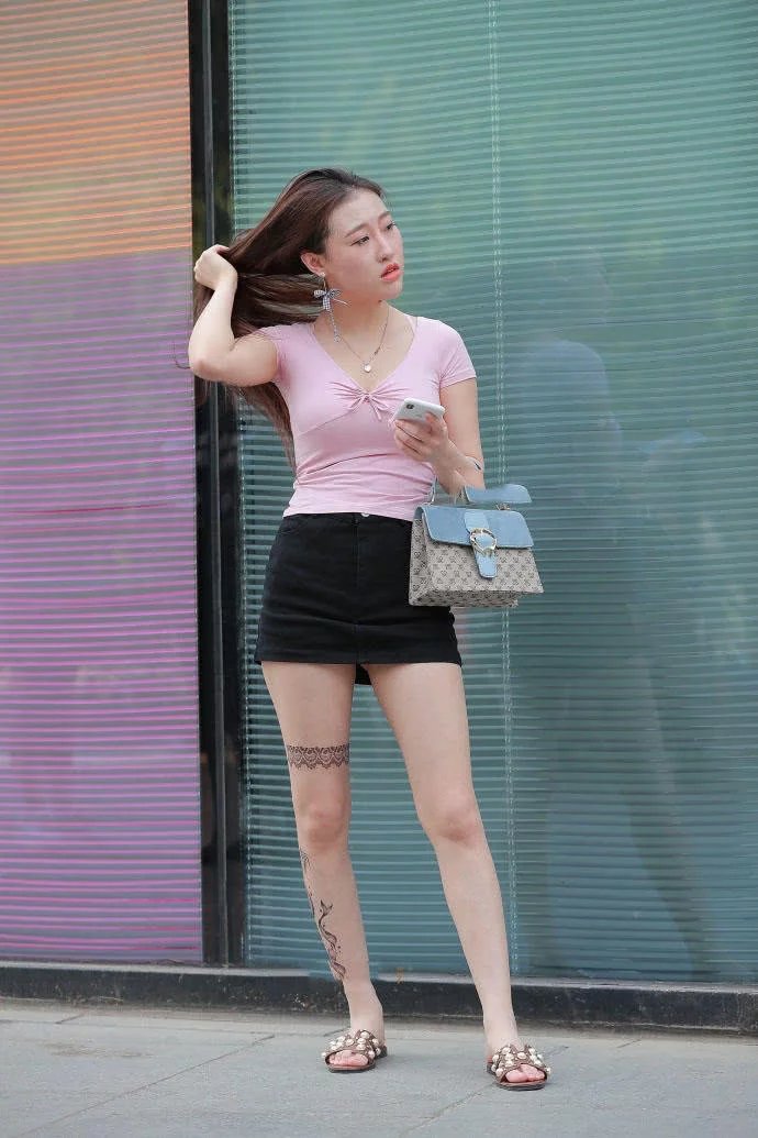 小姐姐小巧玲珑的身材非常可人，最亮眼的还是她大腿上纹的一个蕾