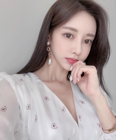  碎花|天生丽质的美女, 一条白色的碎花连衣裙, 时尚清新靓丽
