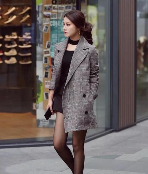  『美女』街拍：皮肤白皙的美女，一件吊带背心配黑色短裤，时尚魅力十足