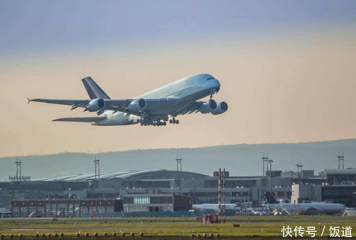  「飞过」房顶每天飞过1千架飞机，最低距离仅有10米，居民：快奔