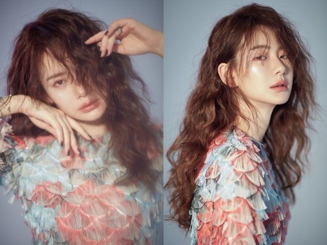 戚薇也太女人了，大花裙穿的不输迪丽热巴，“海藻头”更是绝了！