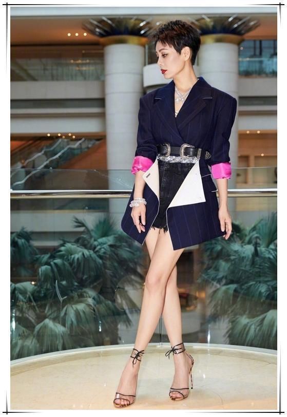 40多岁女人就别乱穿了,学宁静这样,短发也能穿出满满女人味!