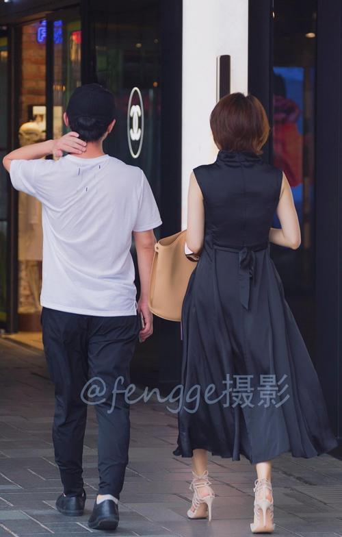 街拍背影不一定多么性感，但一定要有意思，你觉得呢？