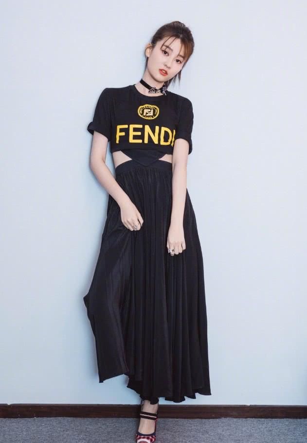 乔欣真会玩，把衣服“剪”一半大秀小蛮腰，还非得把肚兜露出来！