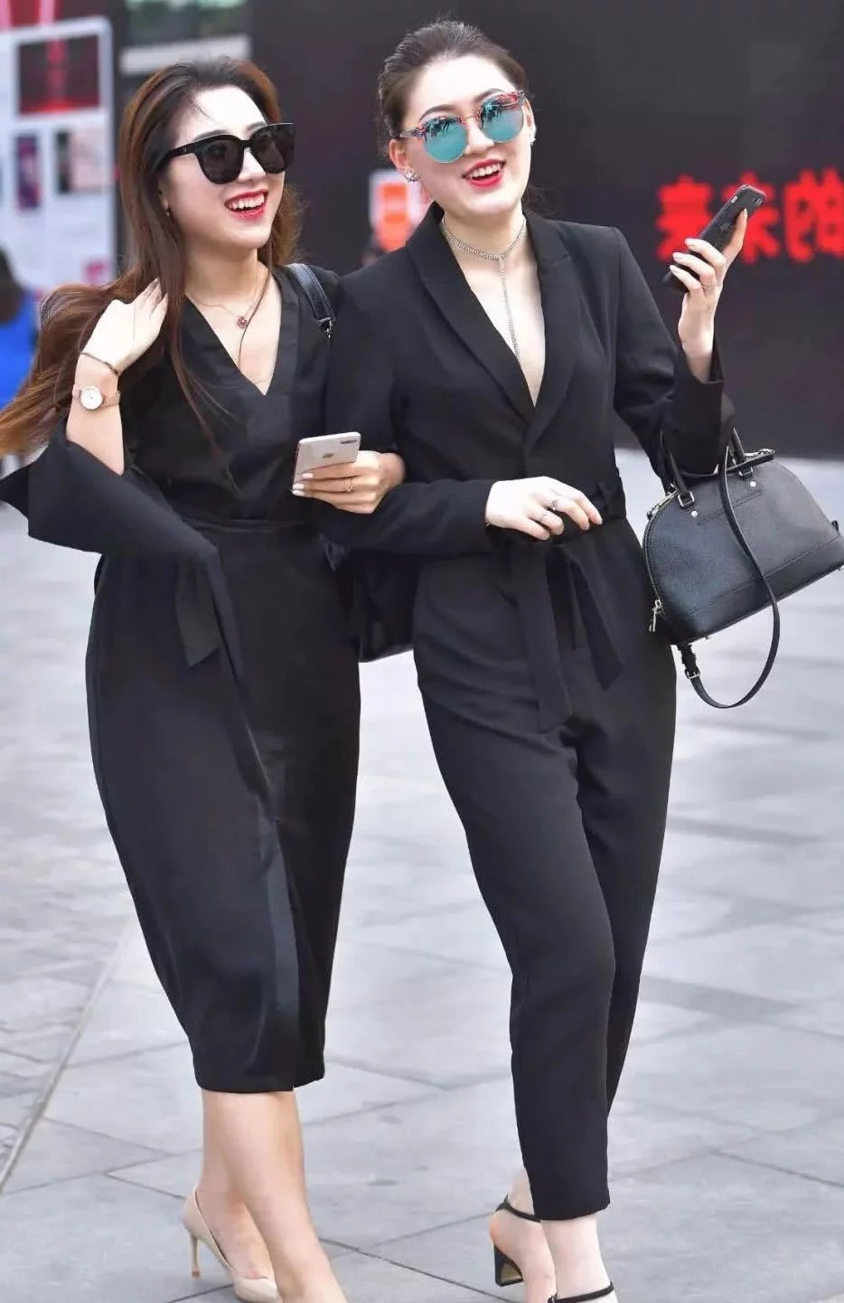 时尚街头姐妹花大秀完美身材,她一个人把镜头全占了