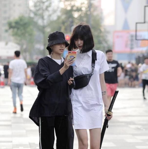 街拍：唯美迷人的打底裤小姐姐秀出清纯好气质，美出新高度