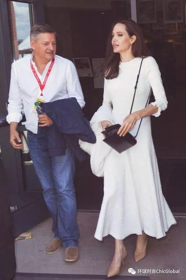 盛夏难免遇到“白色之夜” 怎么穿好ALL WHITE style