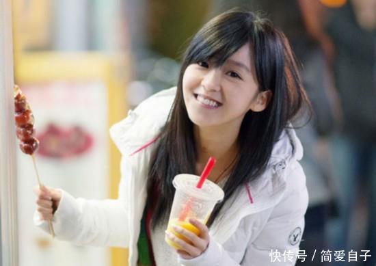 清纯@朴素而又大方,宋伊人清纯街拍照:一头乌黑靓丽的长发搭配白衬衫