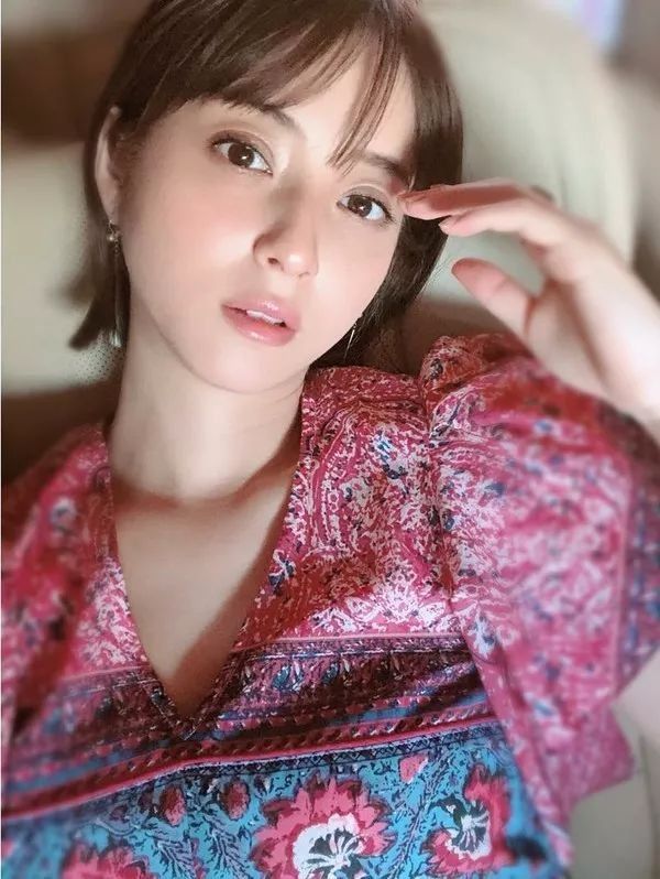 好奇| 霓虹素颜最美女星是30岁的她?翻完她的Ins我才真的服了...