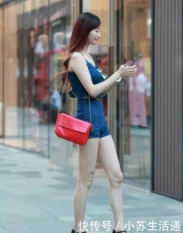  『女性』长得好看，身材紧致的女孩子，搭配牛仔裤，彰显独特魅力！