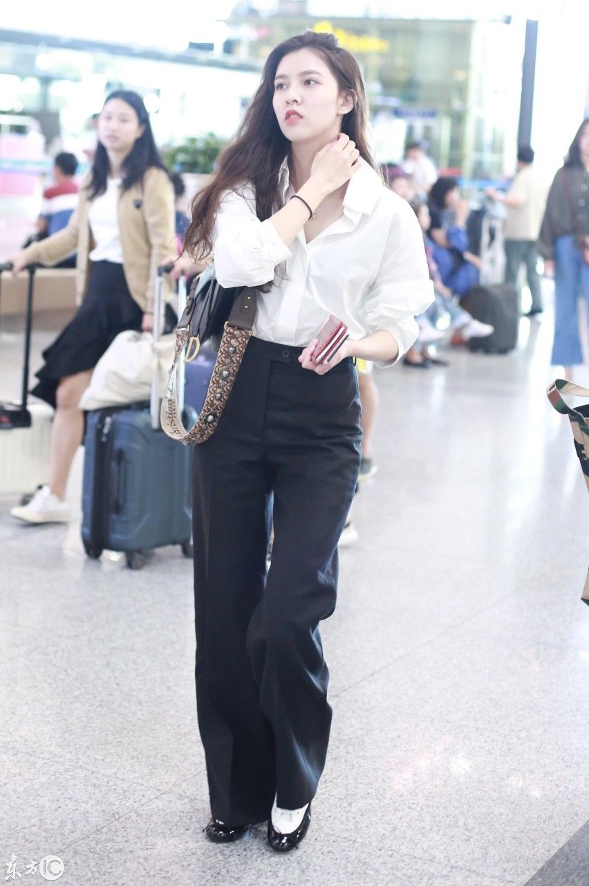 宋妍霏穿白色衬衣搭配黑色阔腿裤现身机场，皮肤白皙秀大长腿