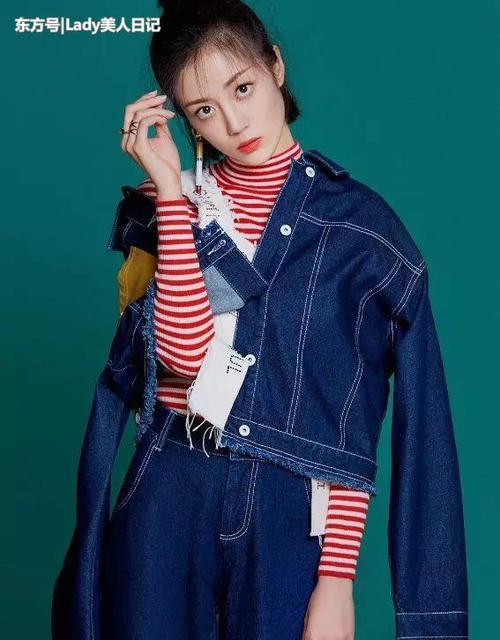 大长腿的造型很难凹吗？李溪芮实践告诉，开叉裙就能轻松做到