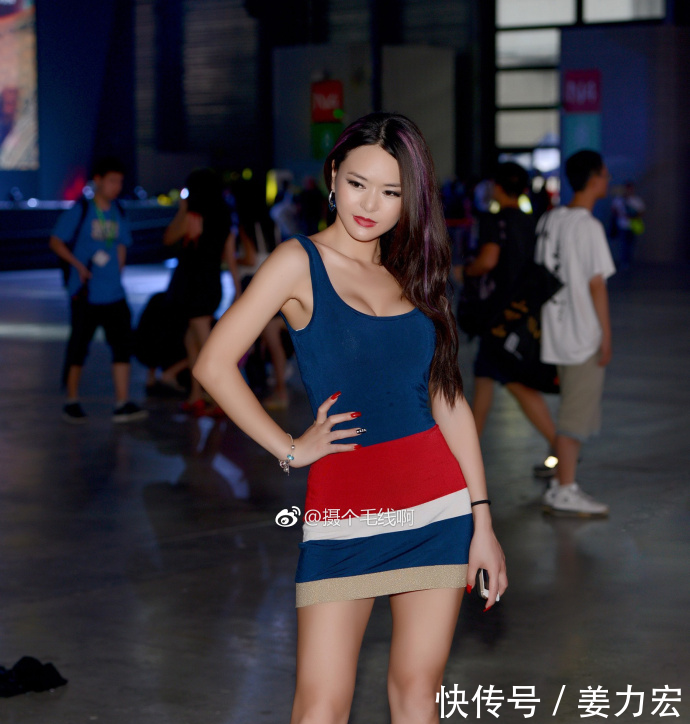 路人街拍，美女性感条纹连衣裙搭配，展示傲人好身材，人也非常美