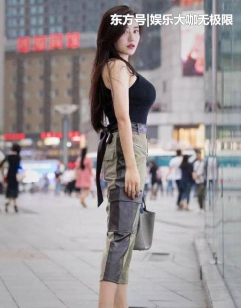  【风范】街拍：眉清目秀的美女，一件米白色长款外套，穿出时尚大气风范