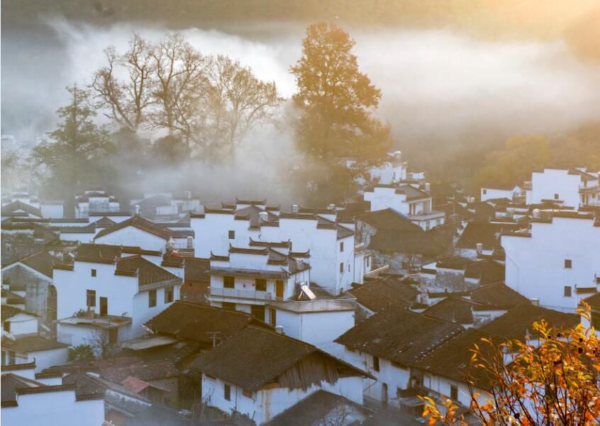 江西婺源：炊烟绕山村 晨景美如画