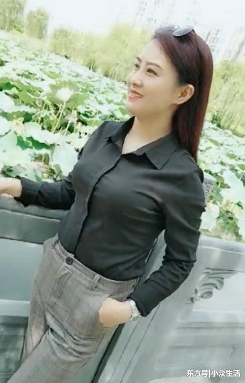 街拍:30多岁的女人穿上衬衫,这种气质白领小姑娘都比不了!