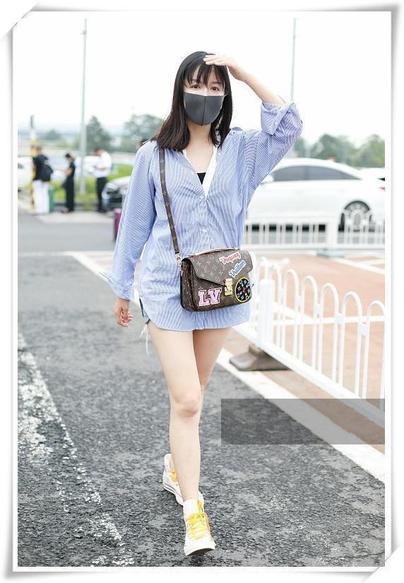 看了娄艺潇穿短裤，再看邓家佳，网友：这就是清新与轻浮的差距！