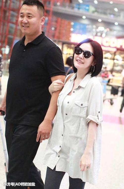 40岁小S低胸内搭紧身裤，衬衣还解3颗扣，网友：又在放飞自我