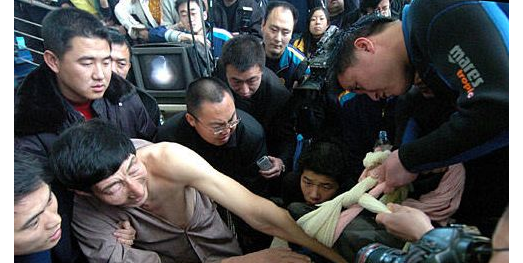  #奇迹般#他2米36中国第一巨人，走路都需拄拐杖，但他奇迹般救了