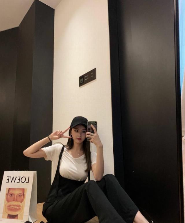 「剪裁手法」“叠穿”已经过时,“日系极简风”越来越火,10组穿搭让你美一季