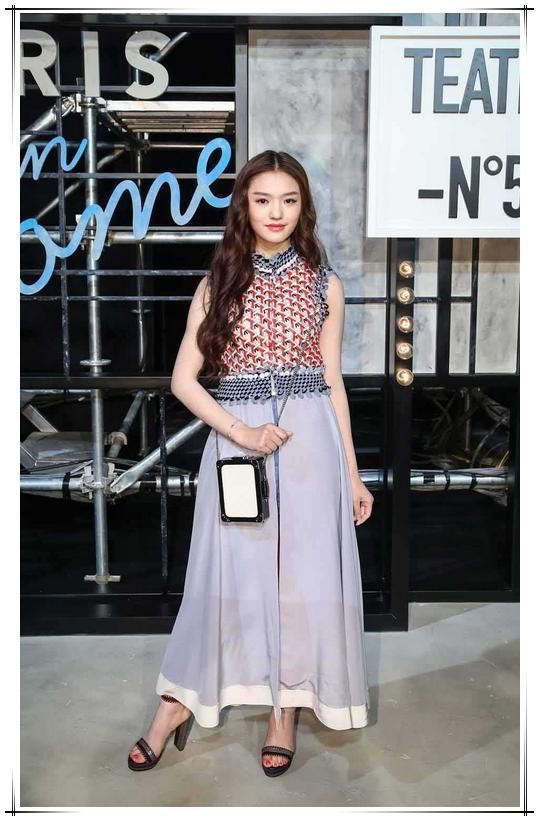 林允太奇葩了，满腿都是小疙瘩还敢穿短裤，网友:到底怎么想的?