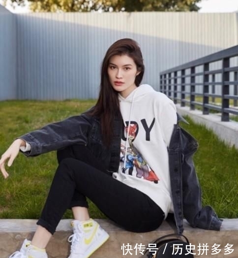  时髦：扔掉大棉袄，这几款“牌子”连帽衫才是2020开春最时髦的穿搭