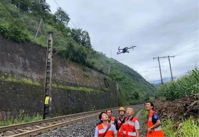  「转运」成昆铁路因水害中断！铁路特种车辆紧急转运村民