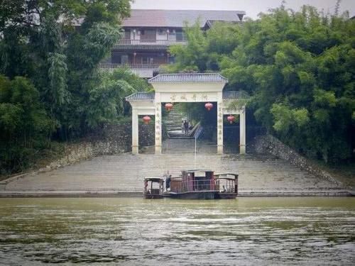 中国唯一在水上的古镇，至今400年无车无桥，只能坐船才能到达