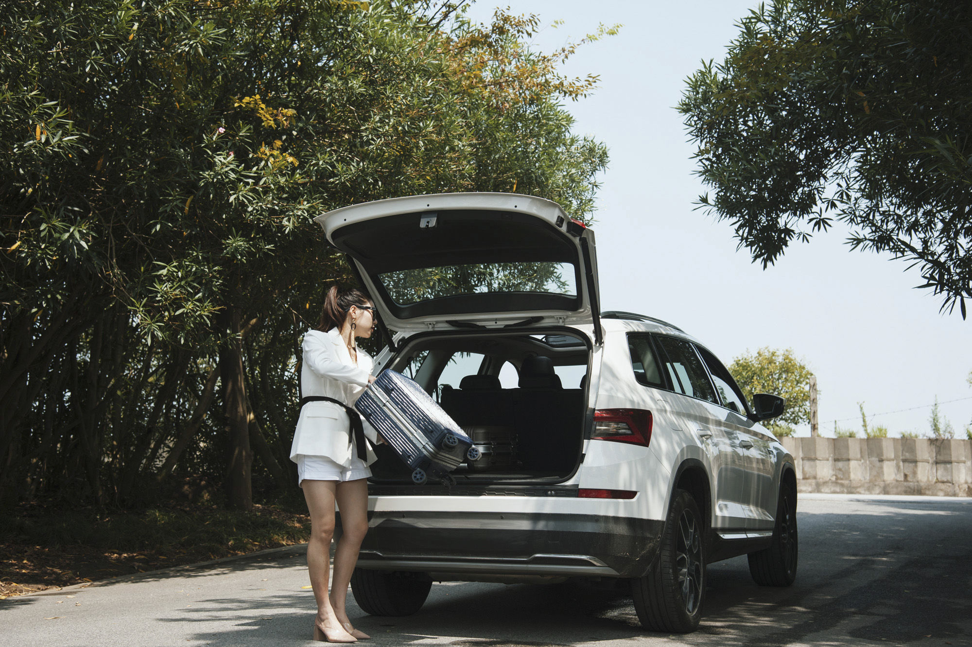 现实版泰囧上海自驾游，历经延误、爆胎、鳄鱼还有暴雨，湿身更撩