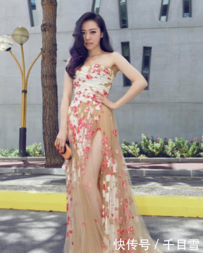 张靓颖出席活动太大胆,裙子开叉都要开到腰,下半身有亮点!