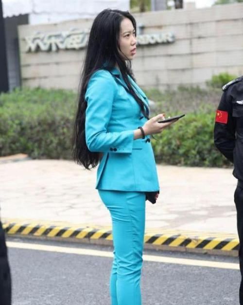  『气质』街拍：身材高挑的美女，一件墨绿色连衣裙外搭长款外套，气质十足
