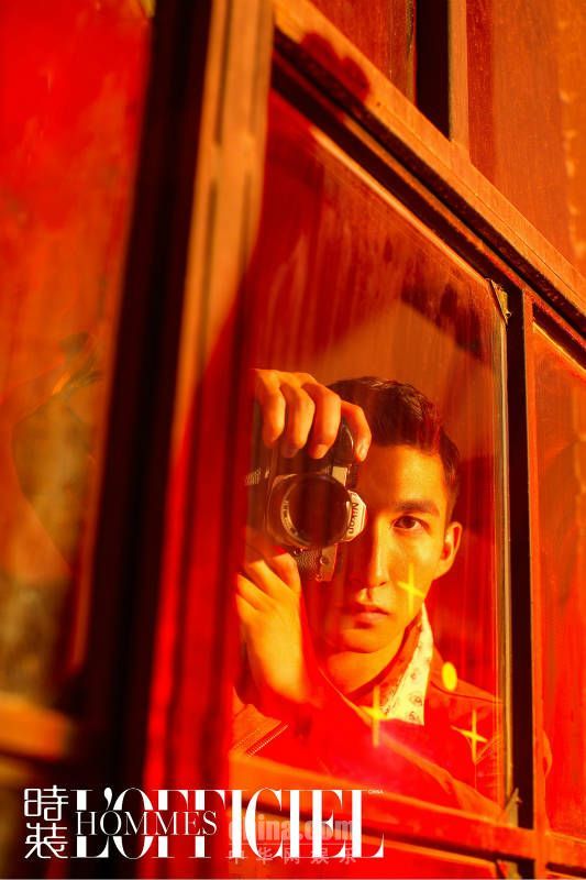 武大靖解锁时尚大片 光影交错尽显绅士魅力