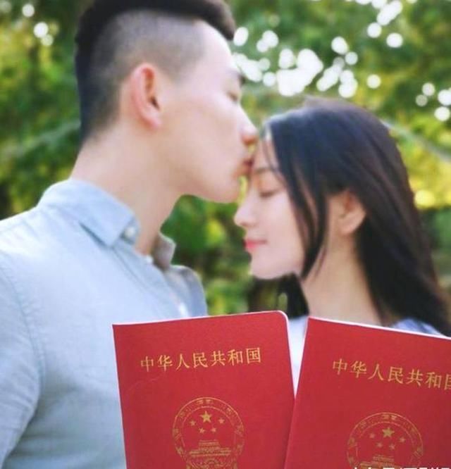 突然爆出婚讯，微博发婚纱照，宣布与特种兵结婚，评论全是九九九