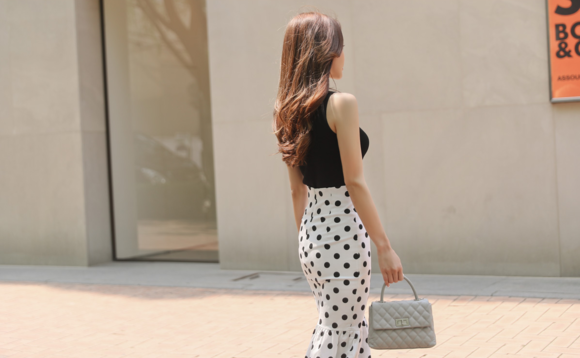 女神孙允珠，玄武岩黑磨牛奶波点无袖套裙