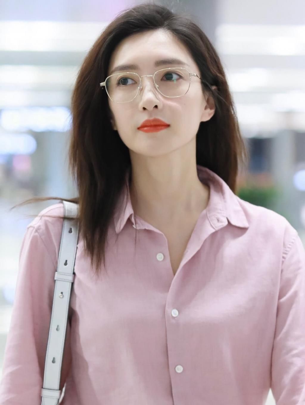 「银丝」银丝边眼镜让人立马变气质?这些明星都在戴的百搭单品,你有种草吗