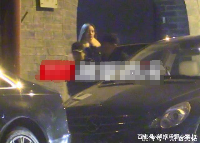 李小璐深夜会友保姆车内跷二郎腿,手机不离手