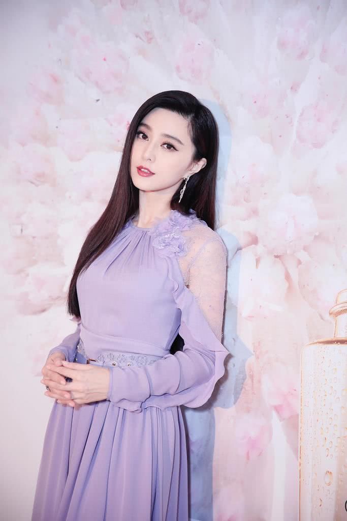 范冰冰厉害了!开叉连衣裙都被撑变形了，网友:李晨好幸福